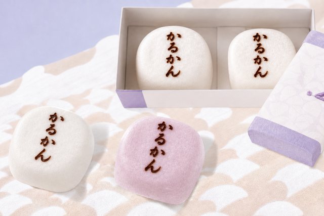 返礼品の紅白かるかん。化粧箱に入った白と紅のかるかん饅頭