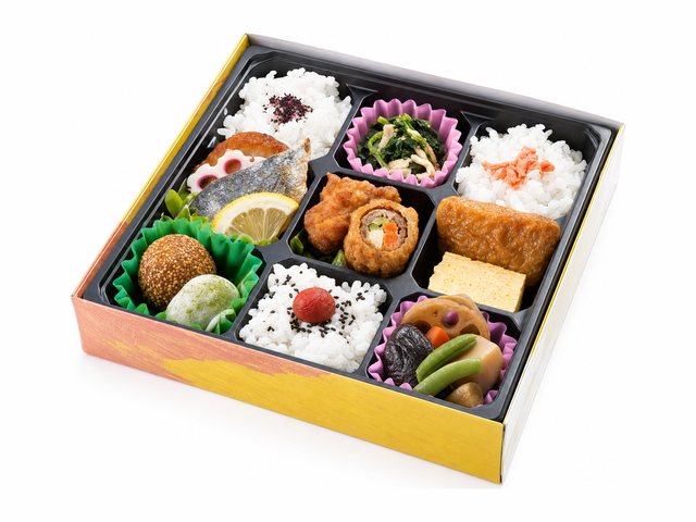 法事用の仕出し弁当「松花弁当」。彩りよくおかずを詰め合わせた折詰弁当